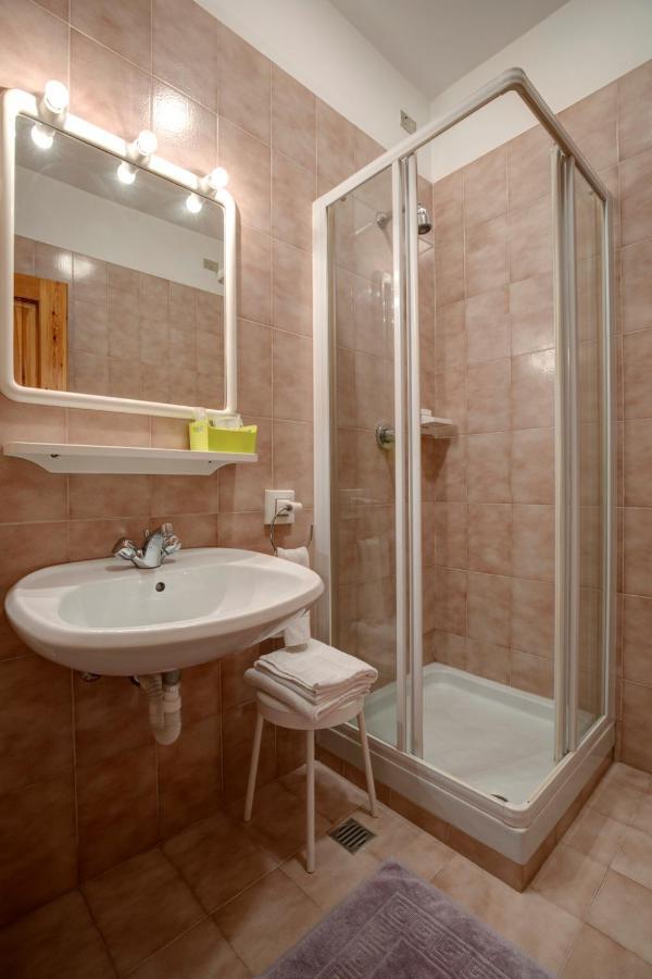 Hotel Petit Foyer Pollein Екстер'єр фото
